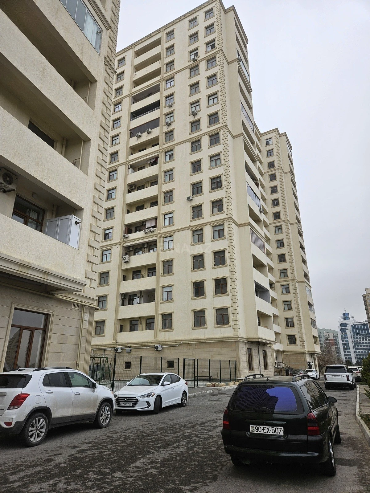 Satılır 3 otaqlı mənzil 131 m²