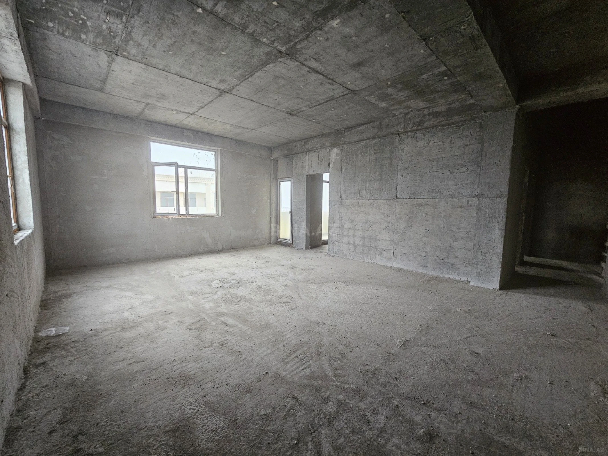 Satılır 3 otaqlı mənzil 131 m²