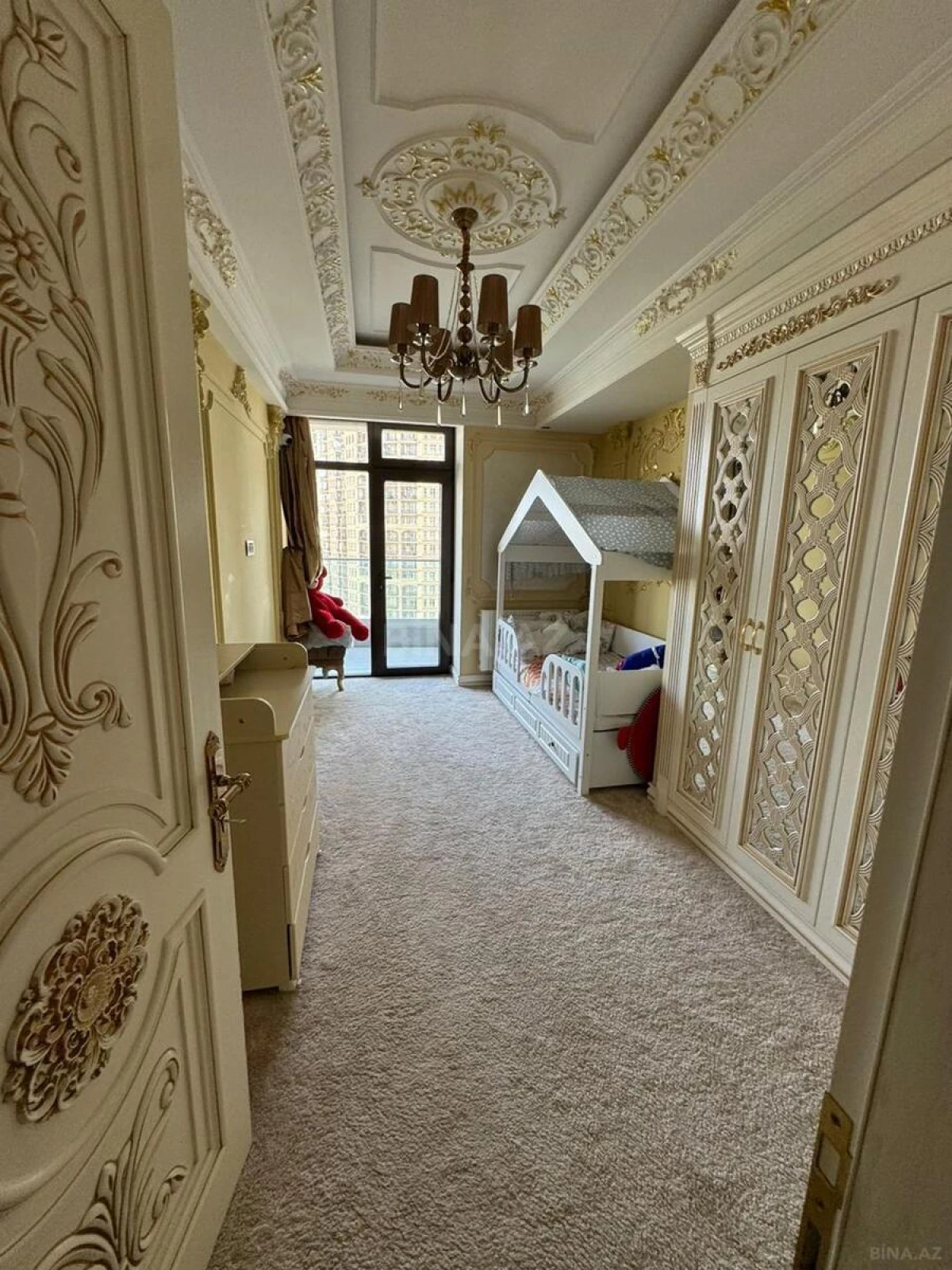 Satılır 3 otaqlı mənzil 178 m²