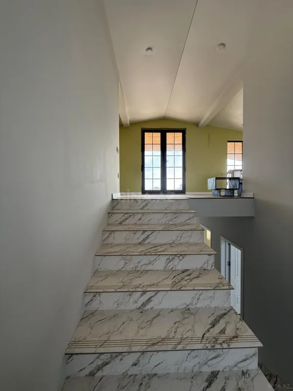 Satılır 5 otaqlı həyət evi 309 m²