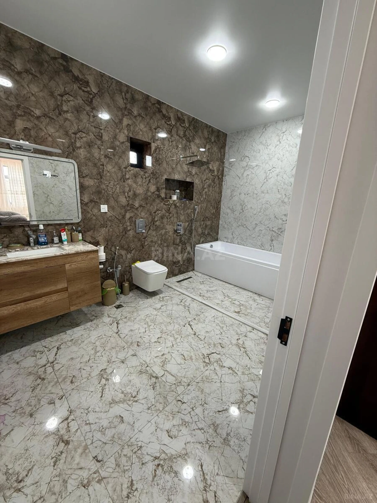 Satılır 5 otaqlı həyət evi 309 m²