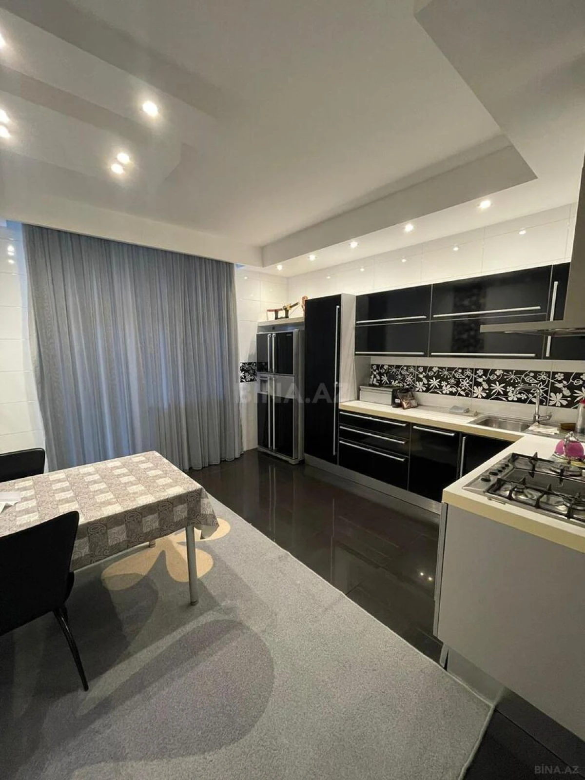 Kirayə verilir 3 otaqlı mənzil 140 m²