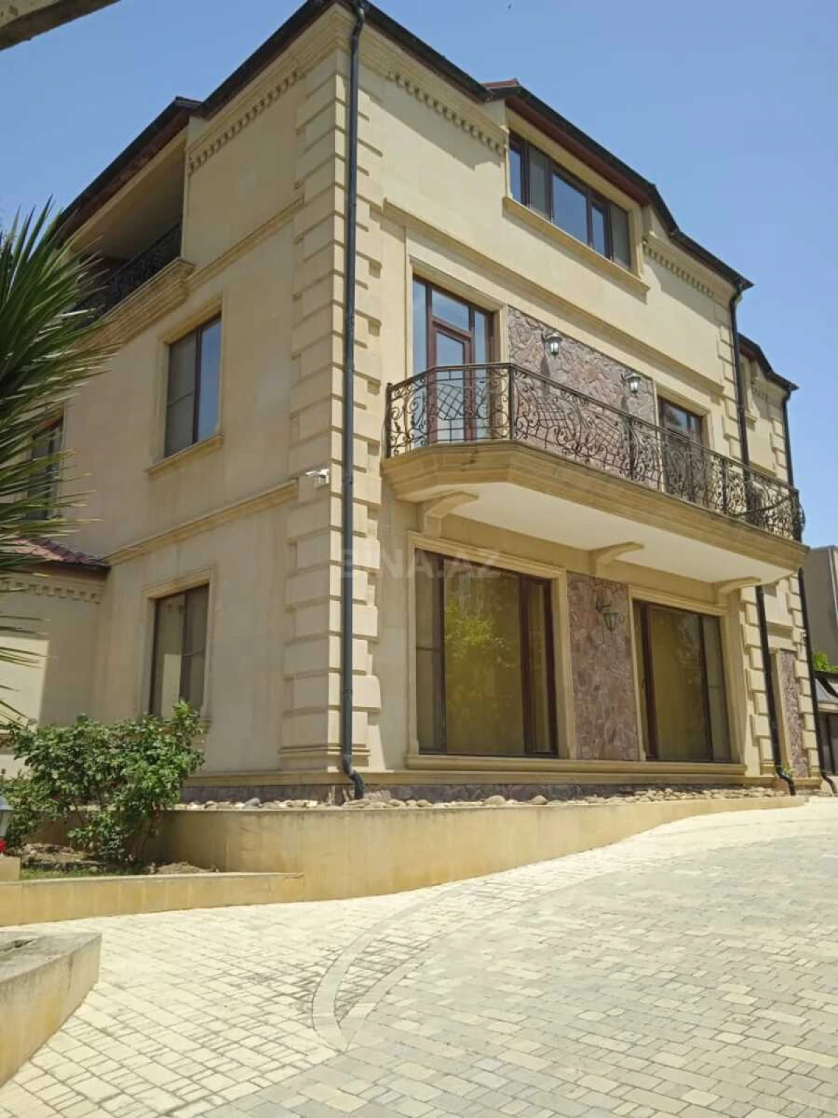 Satılır 5 otaqlı həyət evi 340 m²
