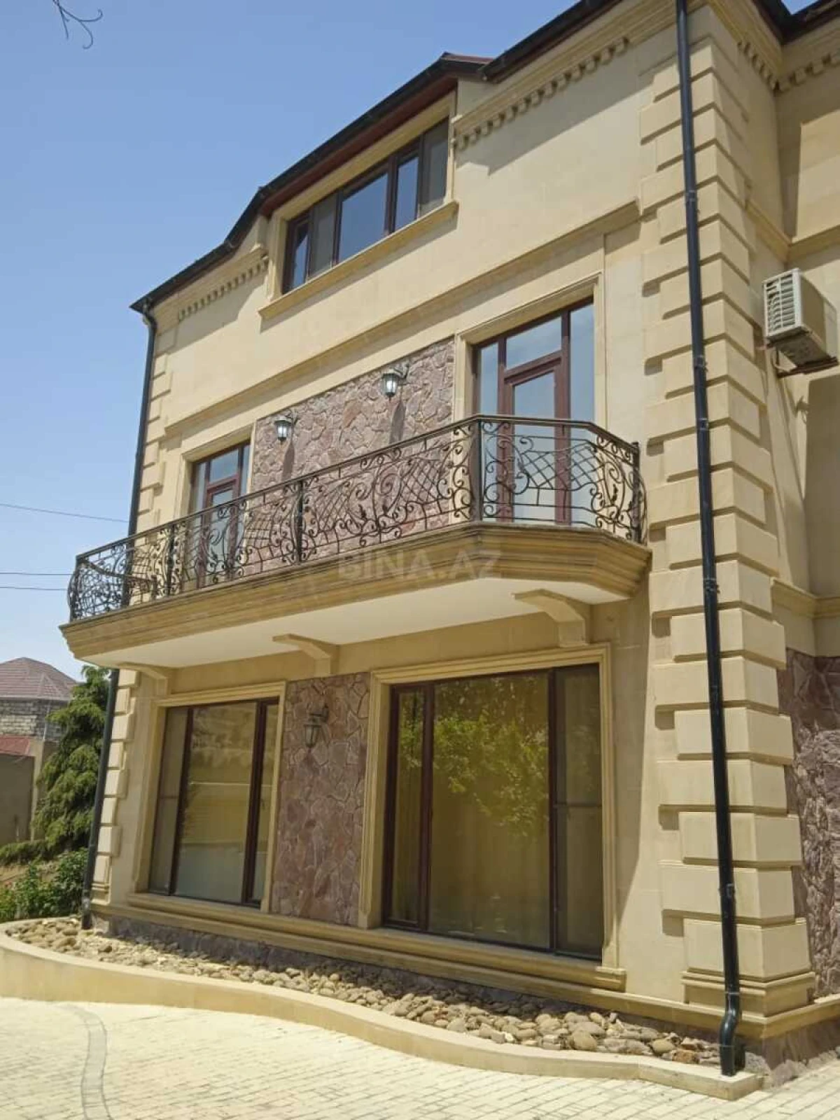 Satılır 5 otaqlı həyət evi 340 m²
