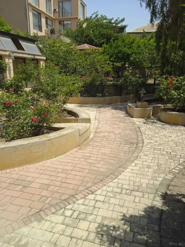 Satılır 5 otaqlı həyət evi 340 m²