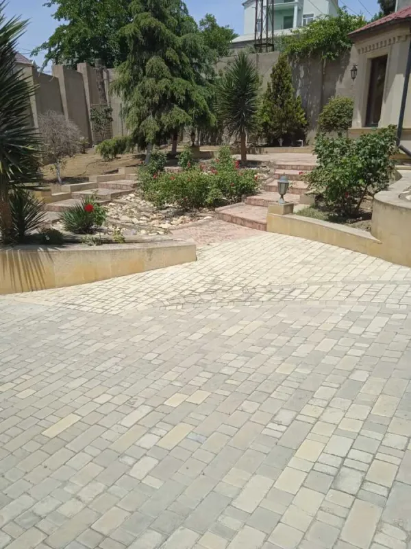 Satılır 5 otaqlı həyət evi 340 m²