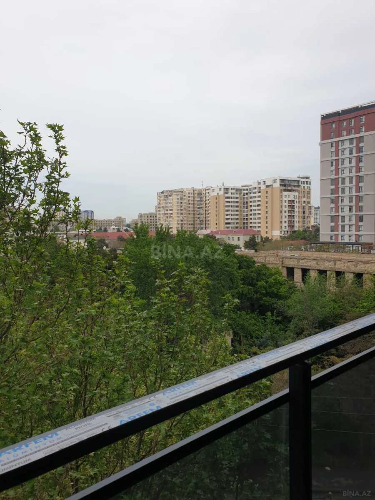 Satılır 3 otaqlı mənzil 136.2 m²