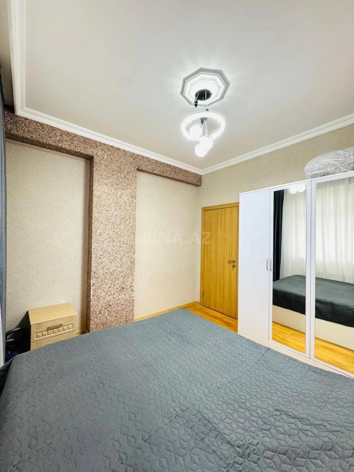 Satılır 2 otaqlı mənzil 76 m²