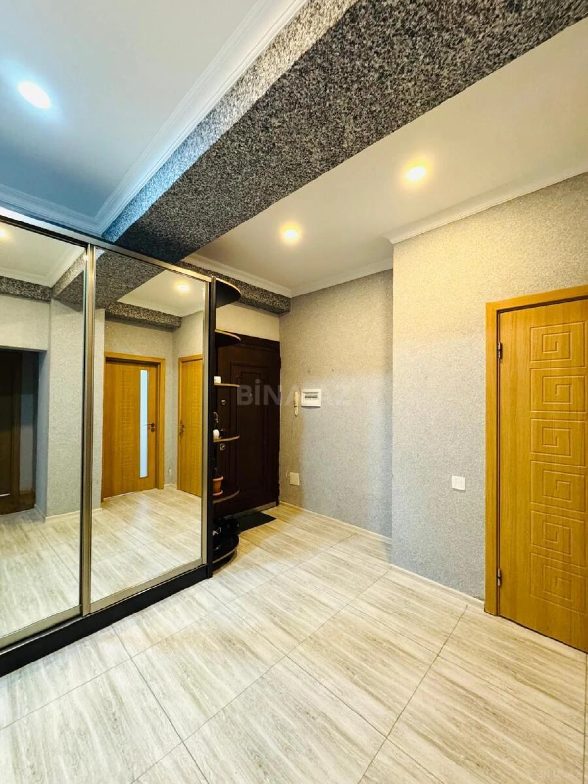Satılır 2 otaqlı mənzil 76 m²