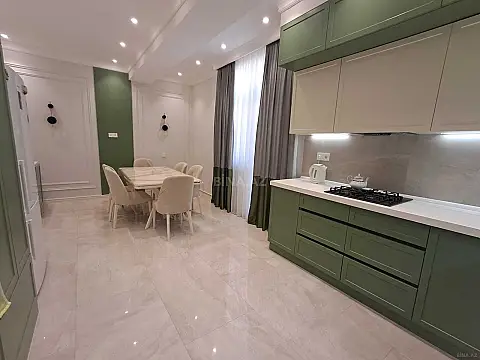 Satılır 3 otaqlı mənzil 138 m²