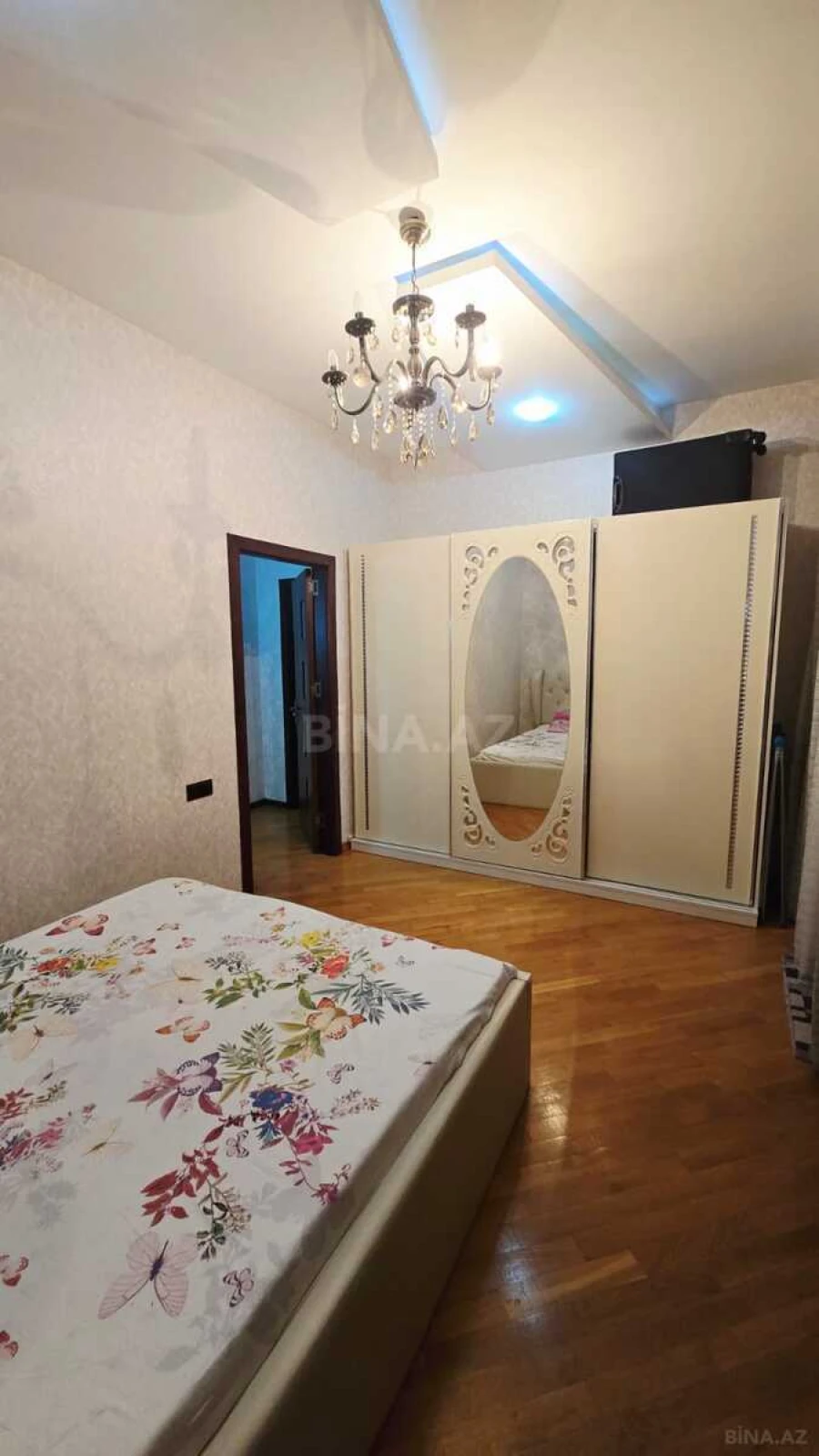 Satılır 3 otaqlı mənzil 145 m²