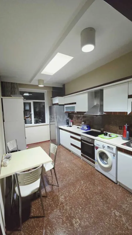Satılır 3 otaqlı mənzil 145 m²