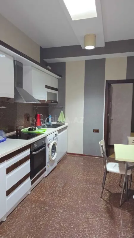 Satılır 3 otaqlı mənzil 145 m²
