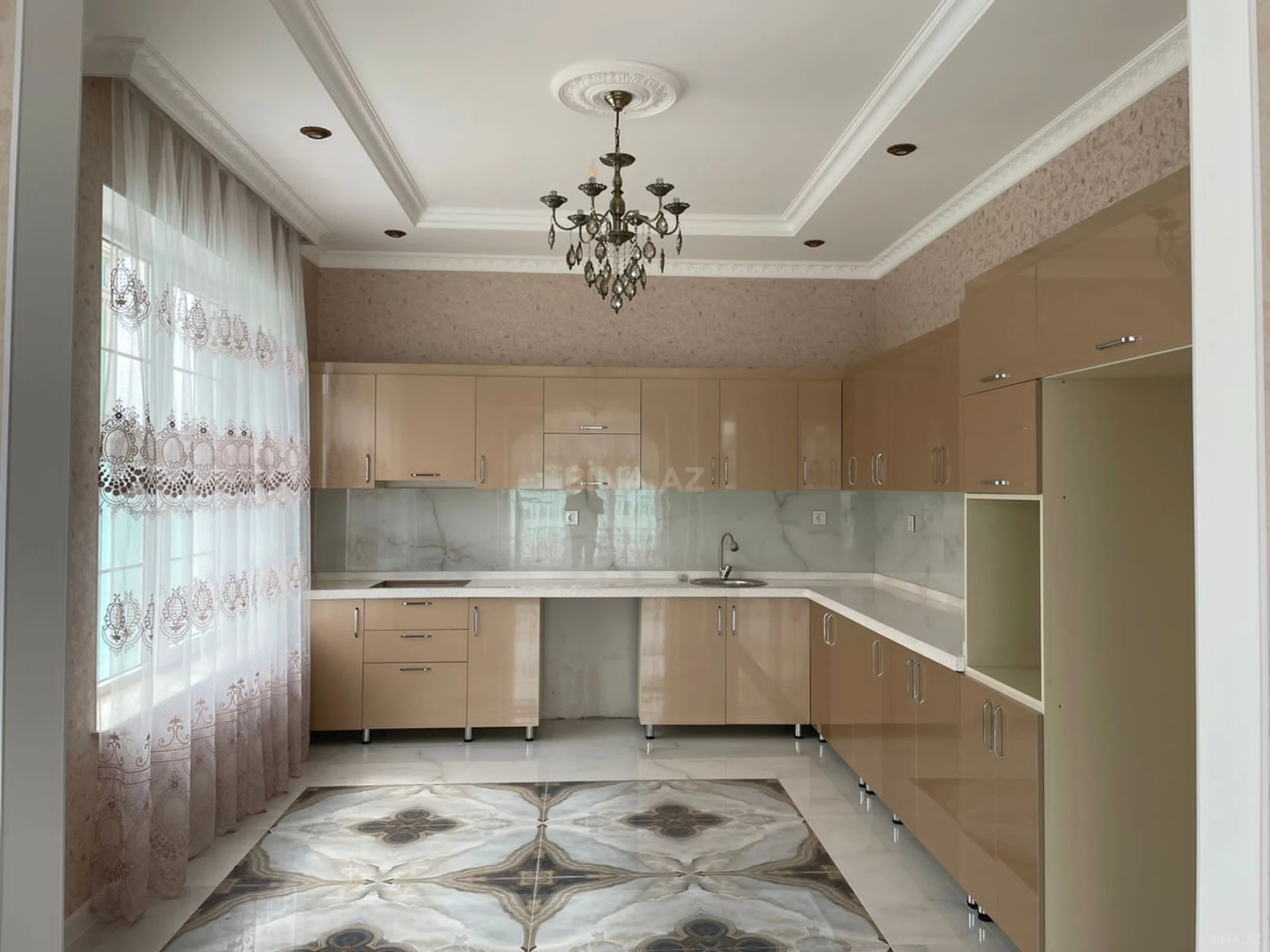 Satılır 5 otaqlı həyət evi 240 m²