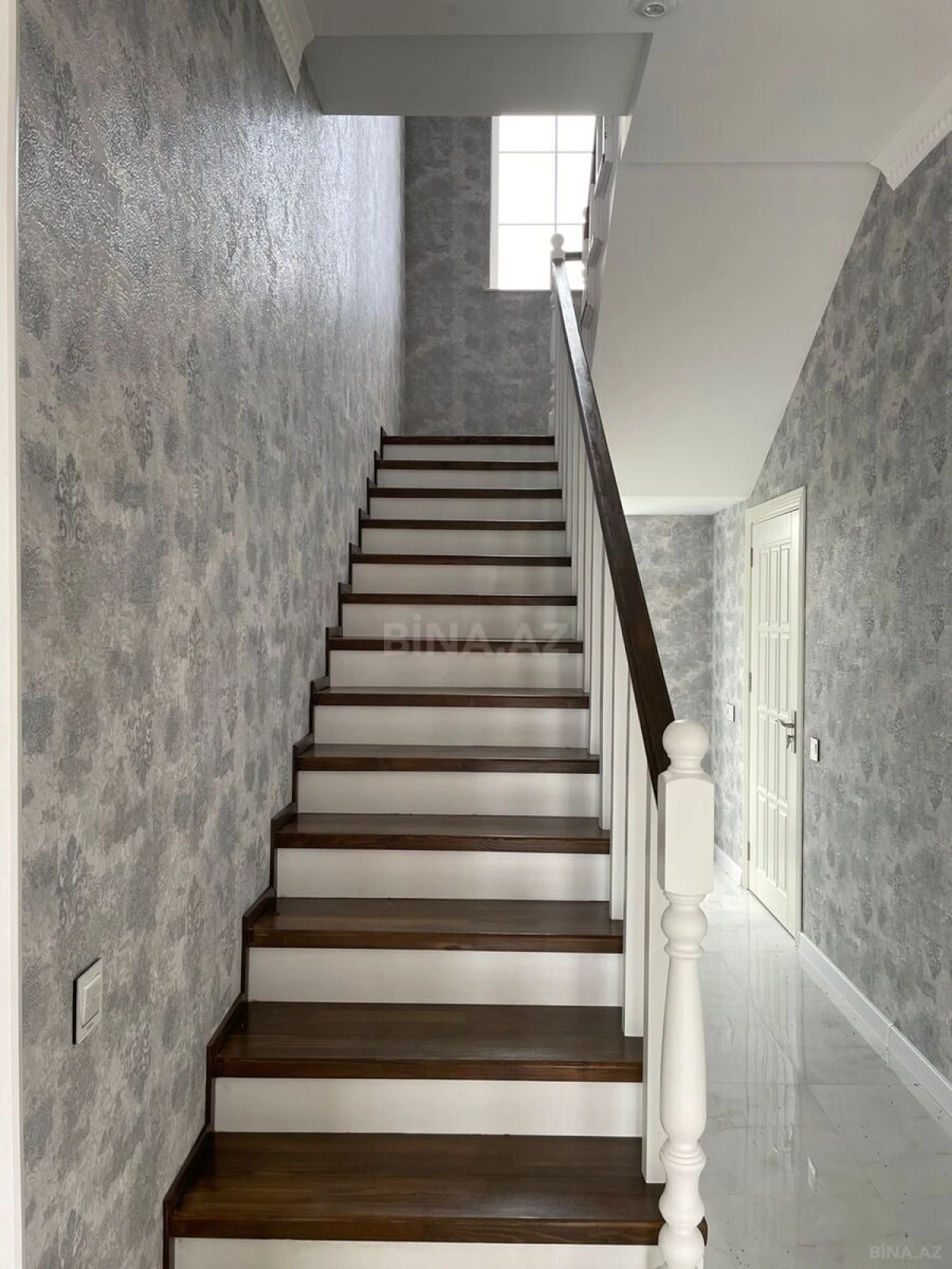 Satılır 5 otaqlı həyət evi 240 m²