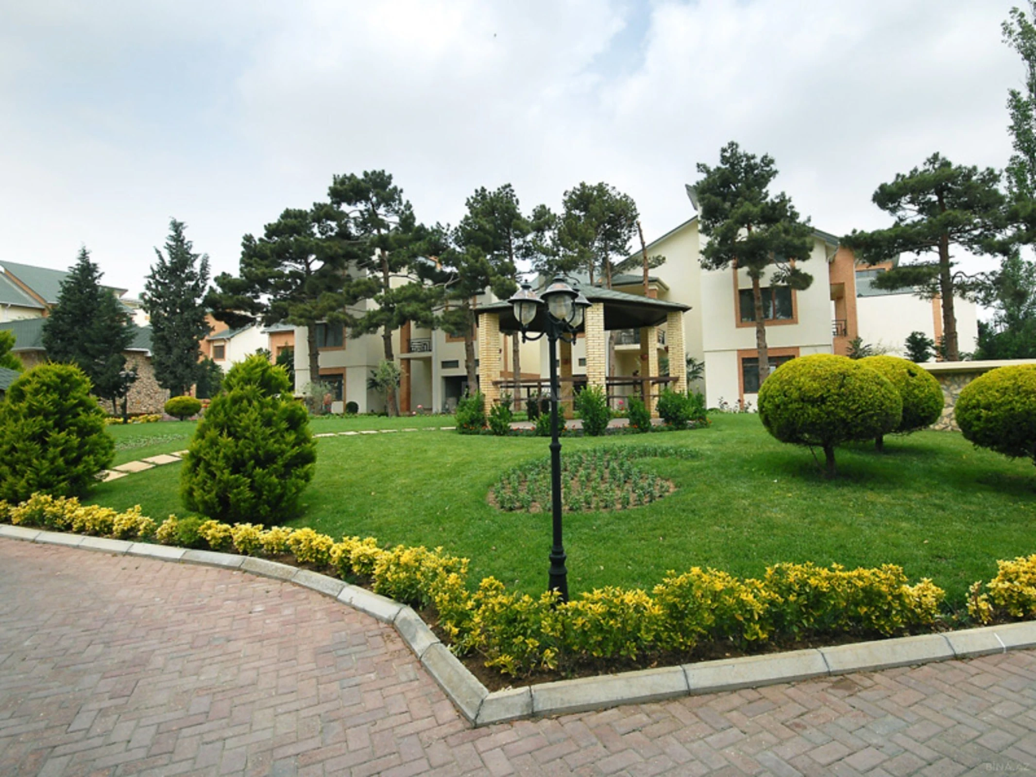 Satılır 3 otaqlı mənzil 150 m²