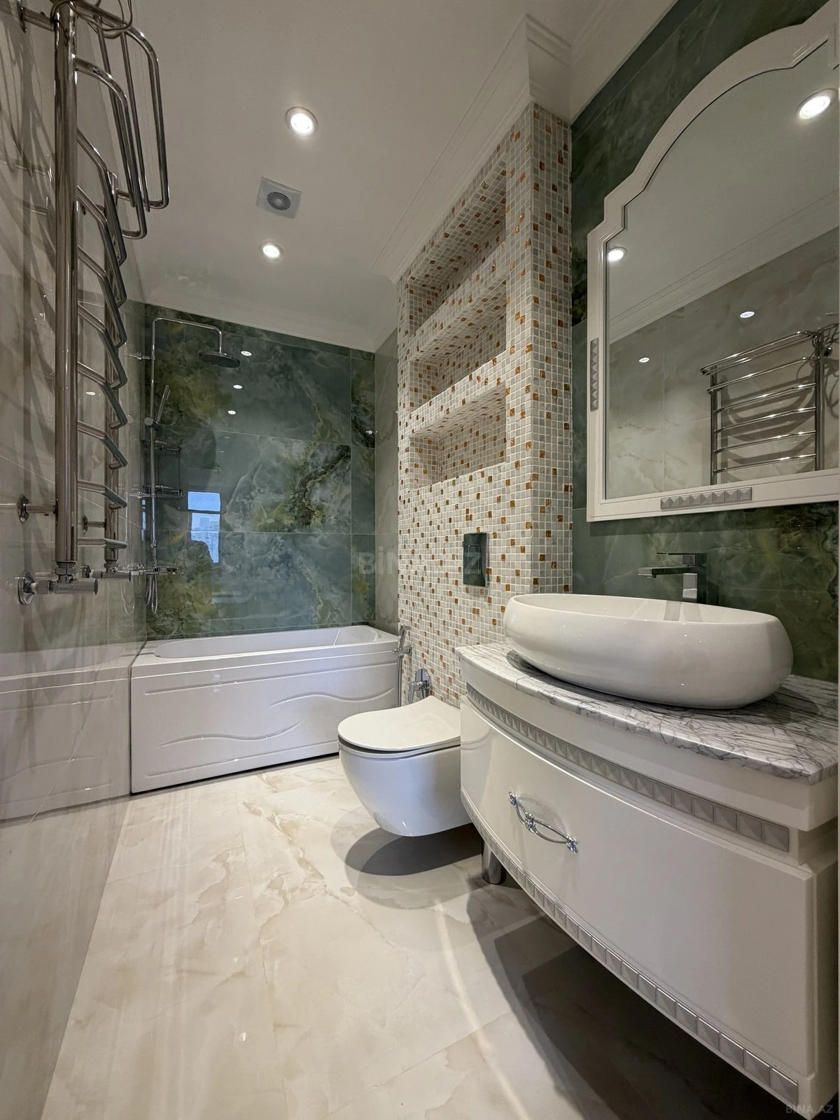 Satılır 4 otaqlı mənzil 242 m²