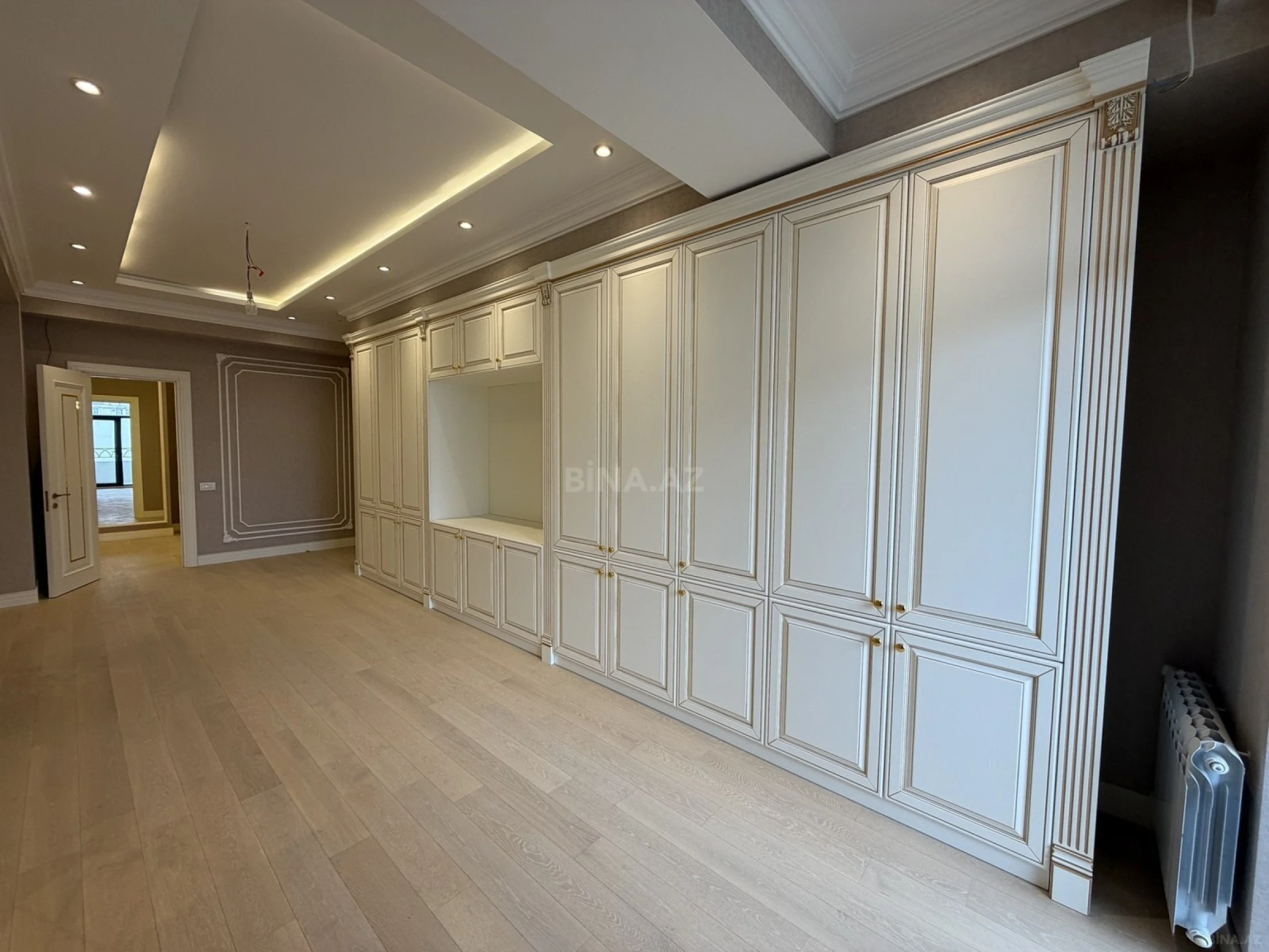 Satılır 4 otaqlı mənzil 242 m²