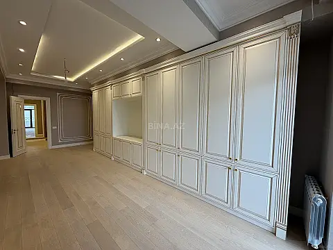 Satılır 4 otaqlı mənzil 242 m²