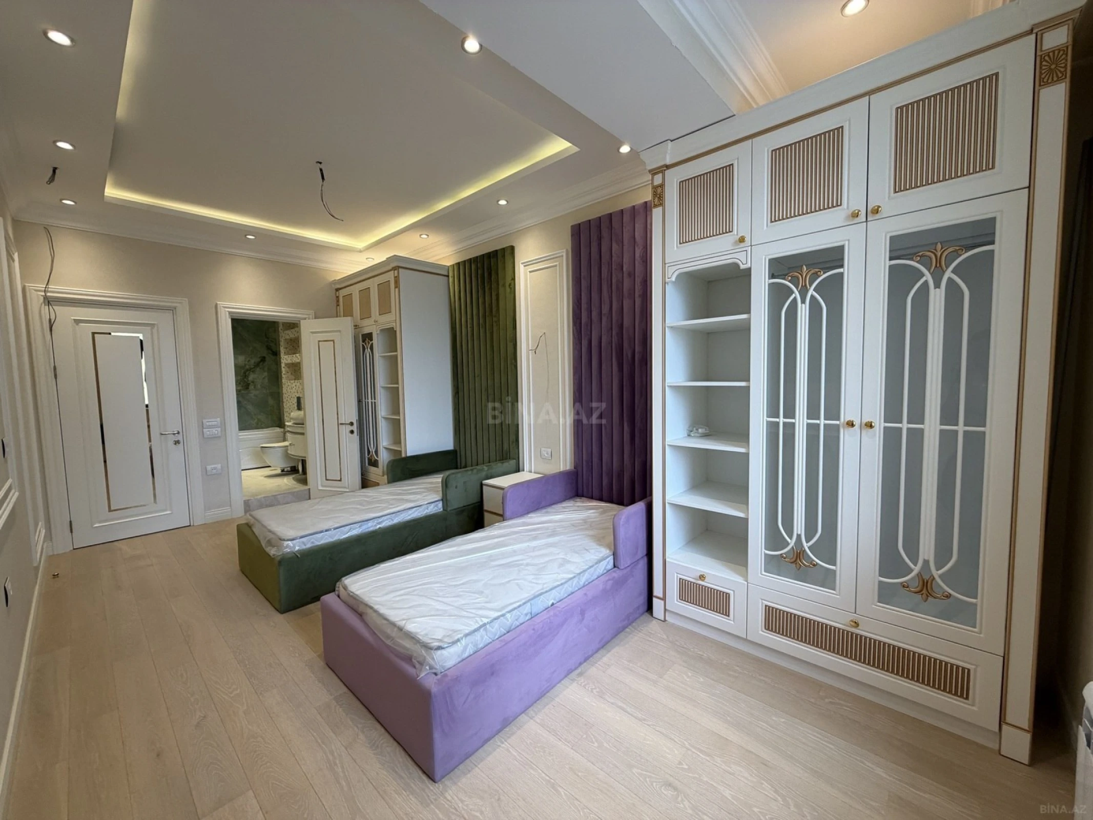 Satılır 4 otaqlı mənzil 242 m²