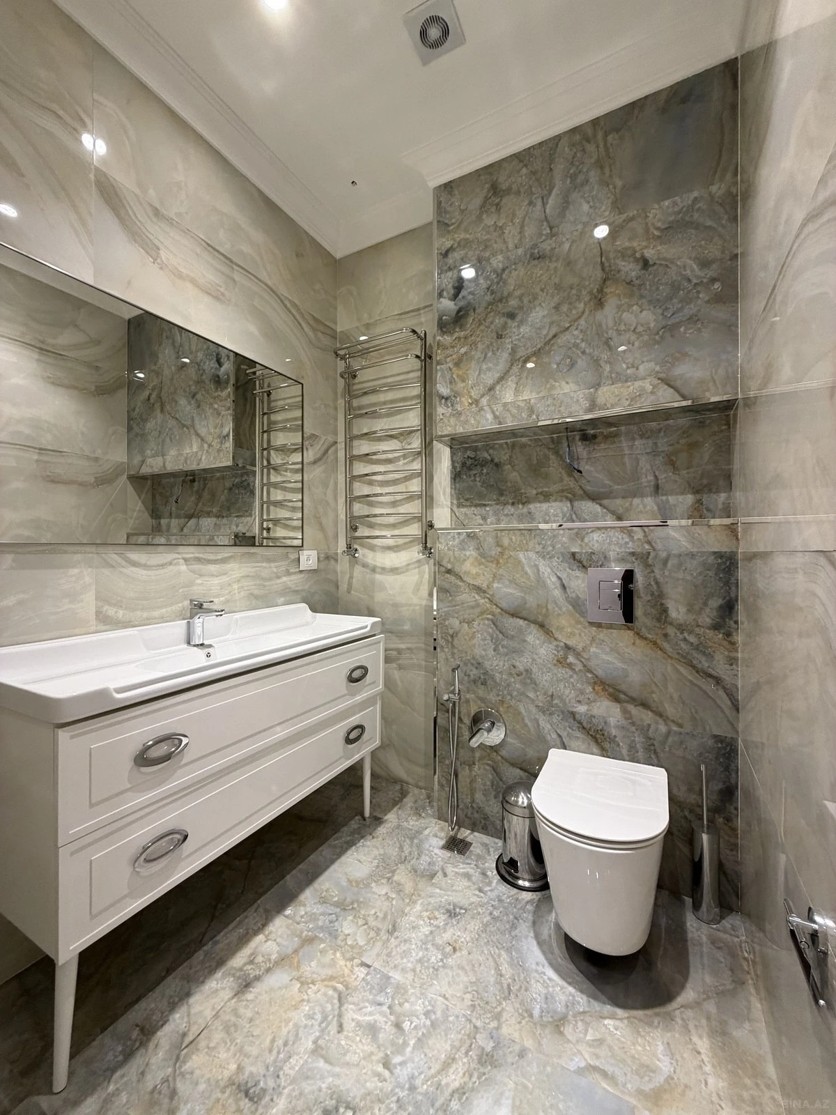 Satılır 4 otaqlı mənzil 242 m²