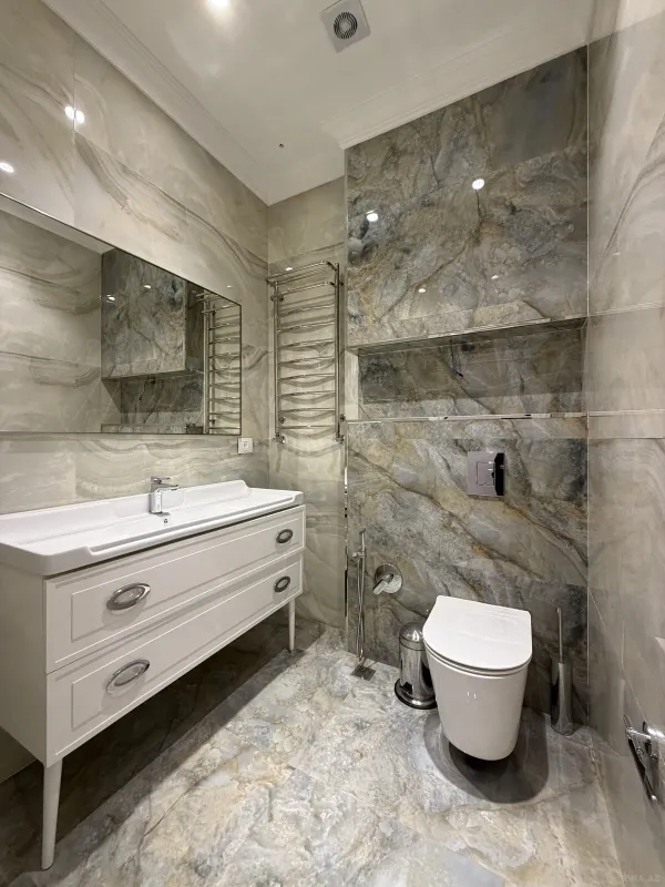 Satılır 4 otaqlı mənzil 242 m²