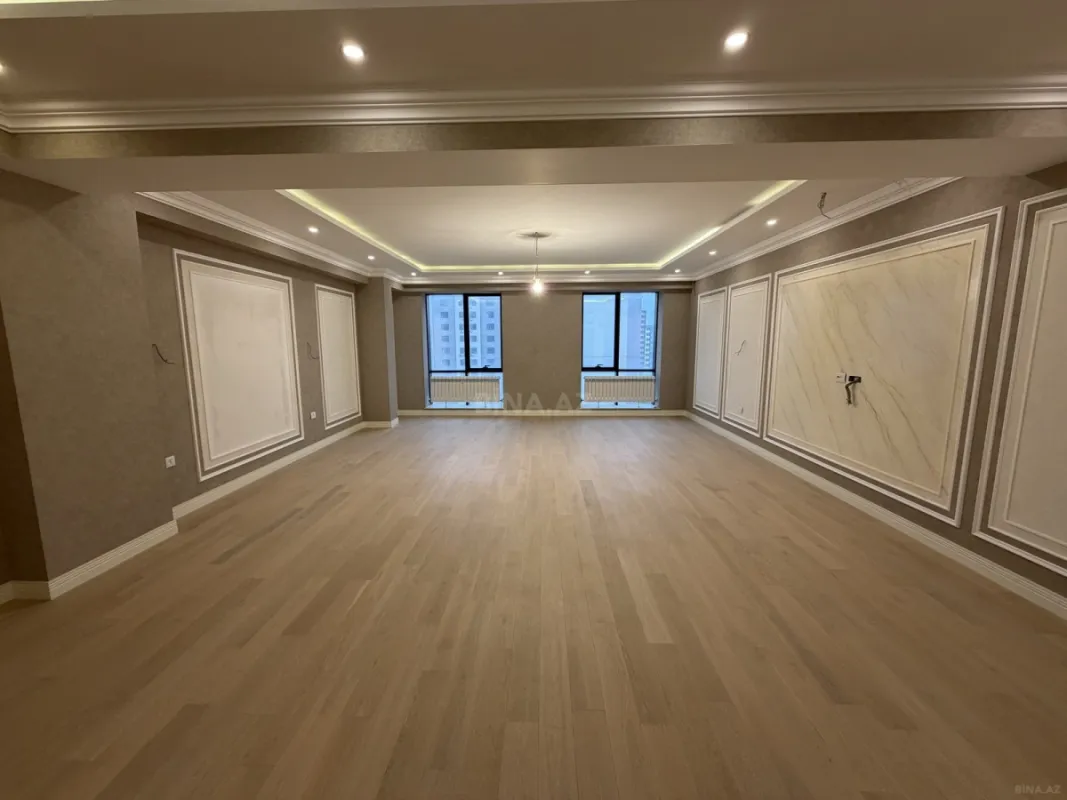 Satılır 4 otaqlı mənzil 242 m²