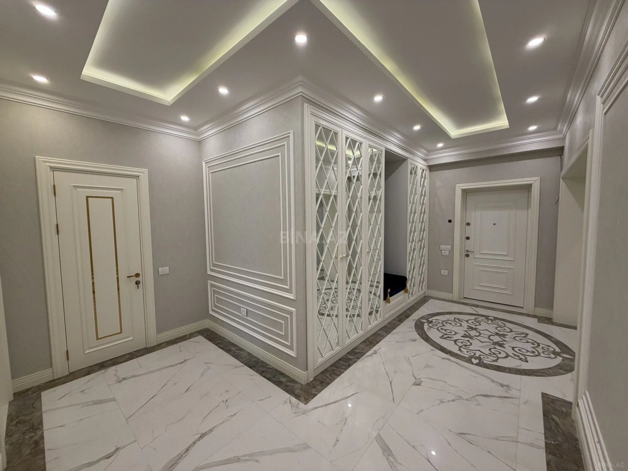 Satılır 4 otaqlı mənzil 242 m²