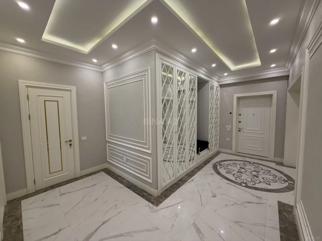 Satılır 4 otaqlı mənzil 242 m²