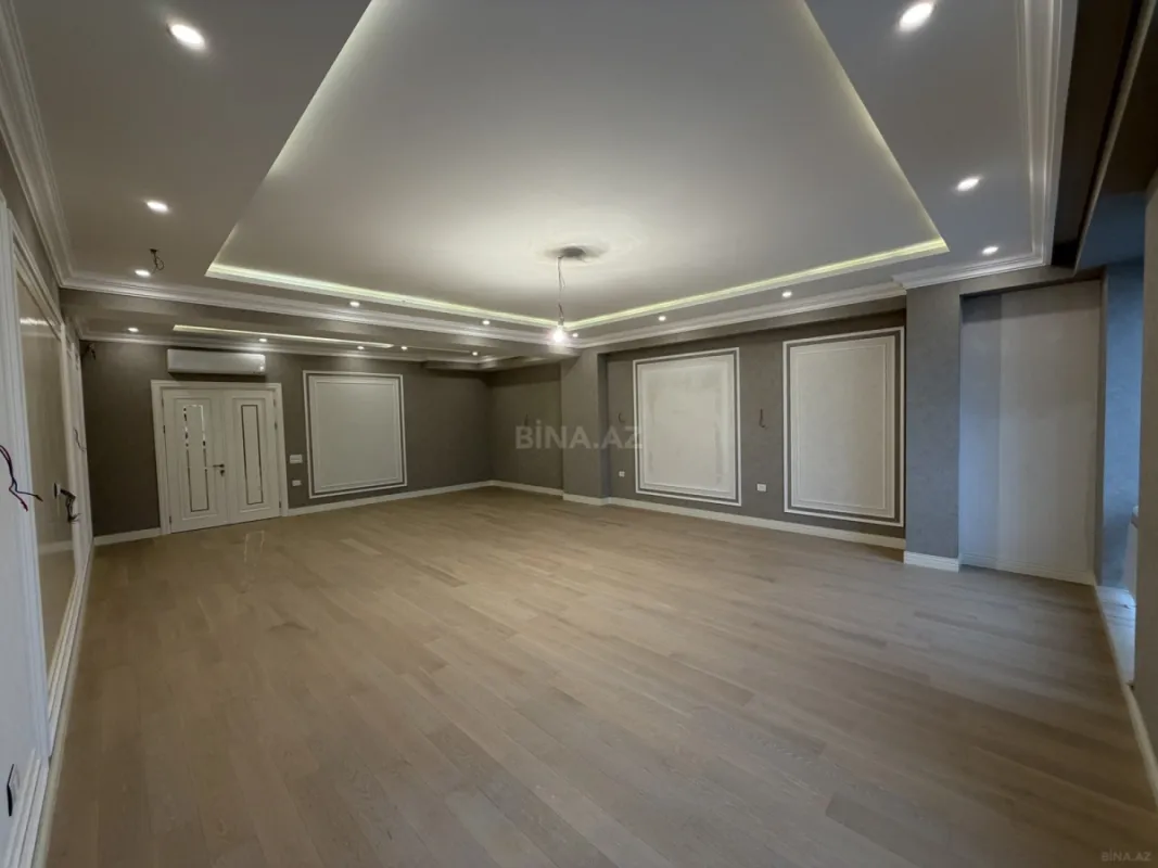 Satılır 4 otaqlı mənzil 242 m²