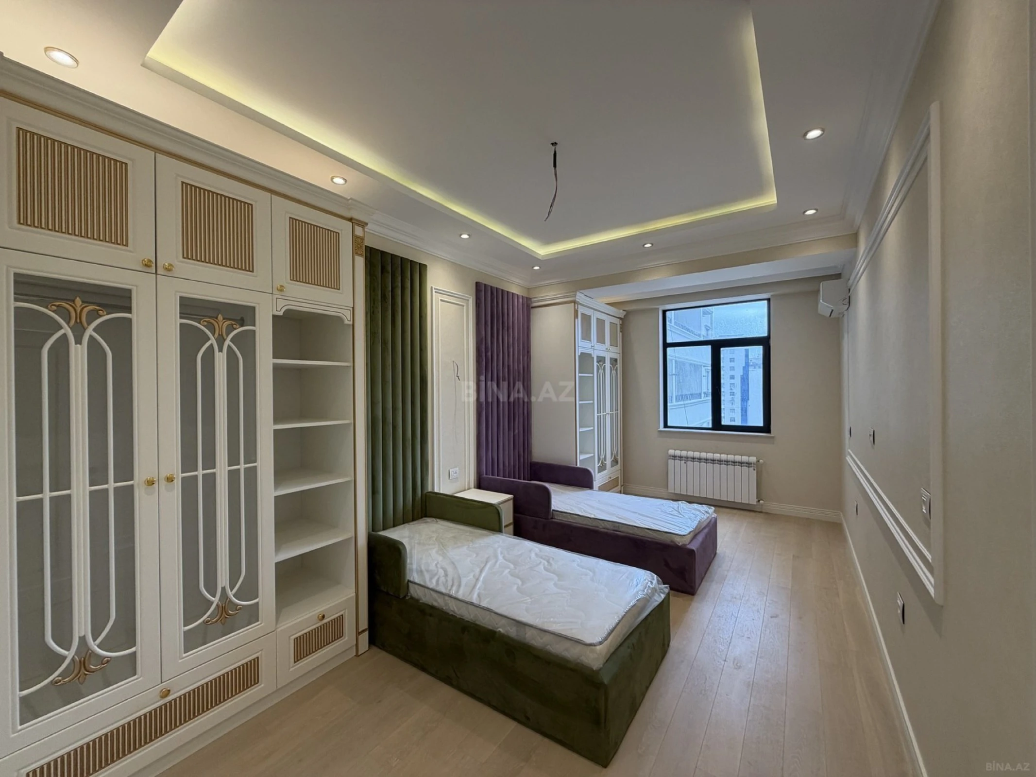 Satılır 4 otaqlı mənzil 242 m²