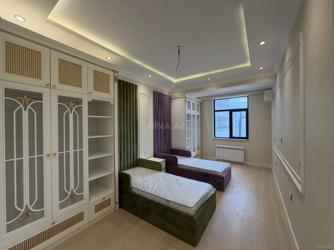 Satılır 4 otaqlı mənzil 242 m²
