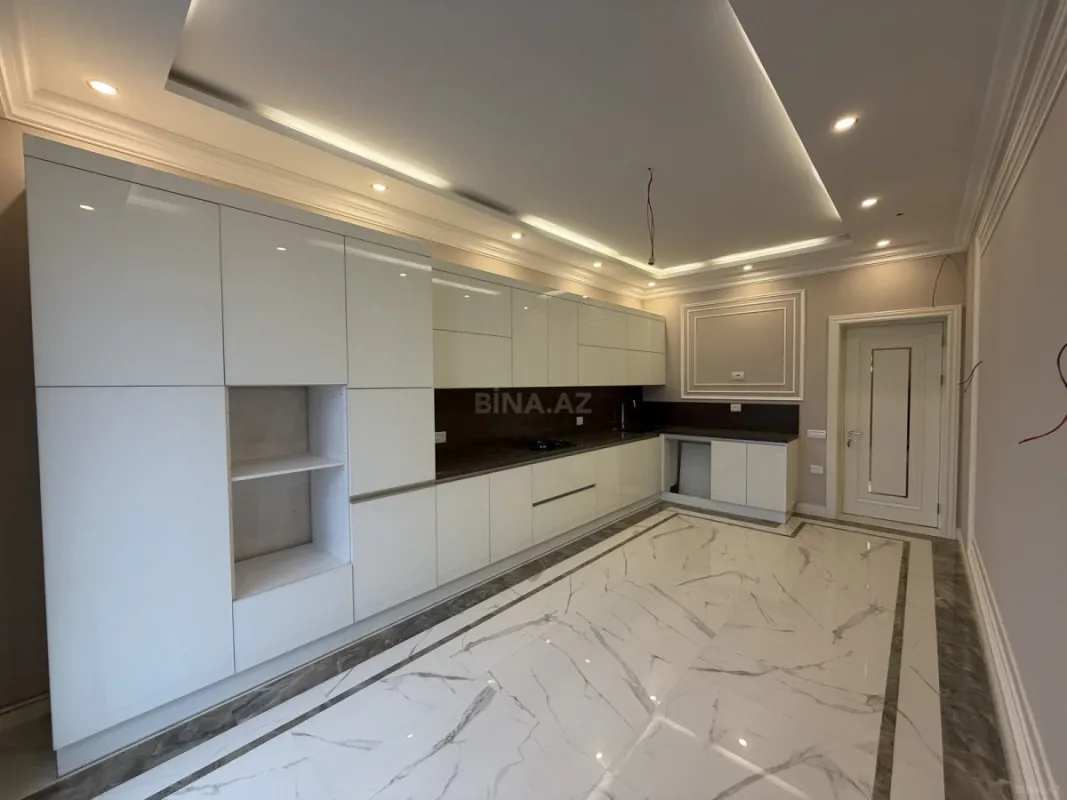 Satılır 4 otaqlı mənzil 242 m²