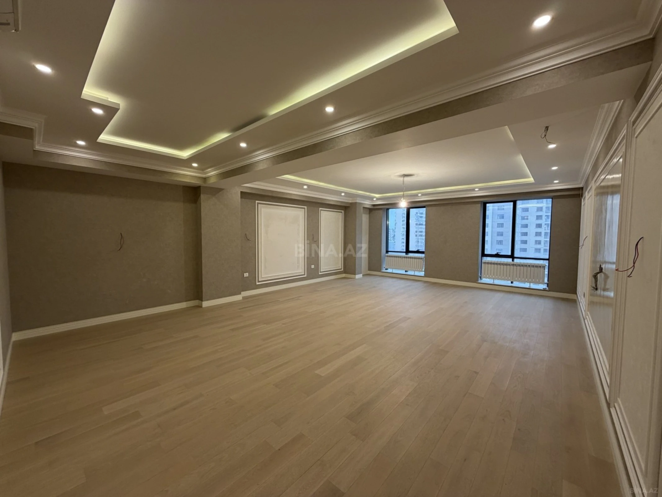 Satılır 4 otaqlı mənzil 242 m²