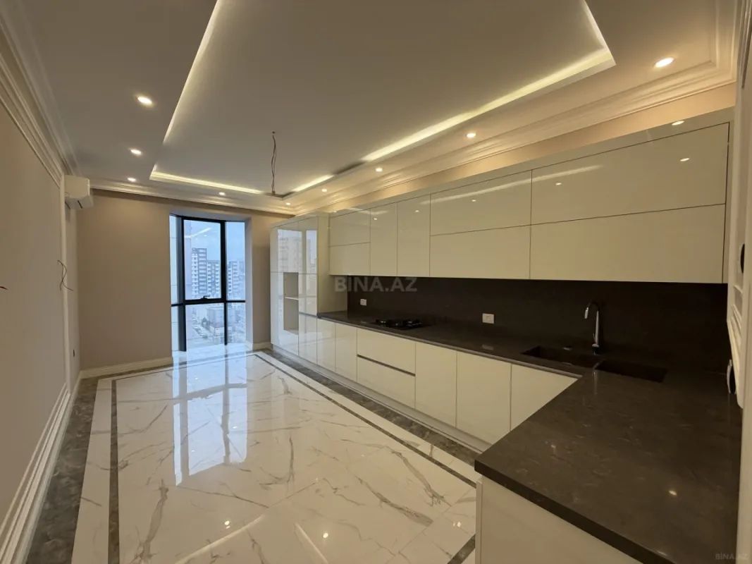 Satılır 4 otaqlı mənzil 242 m²