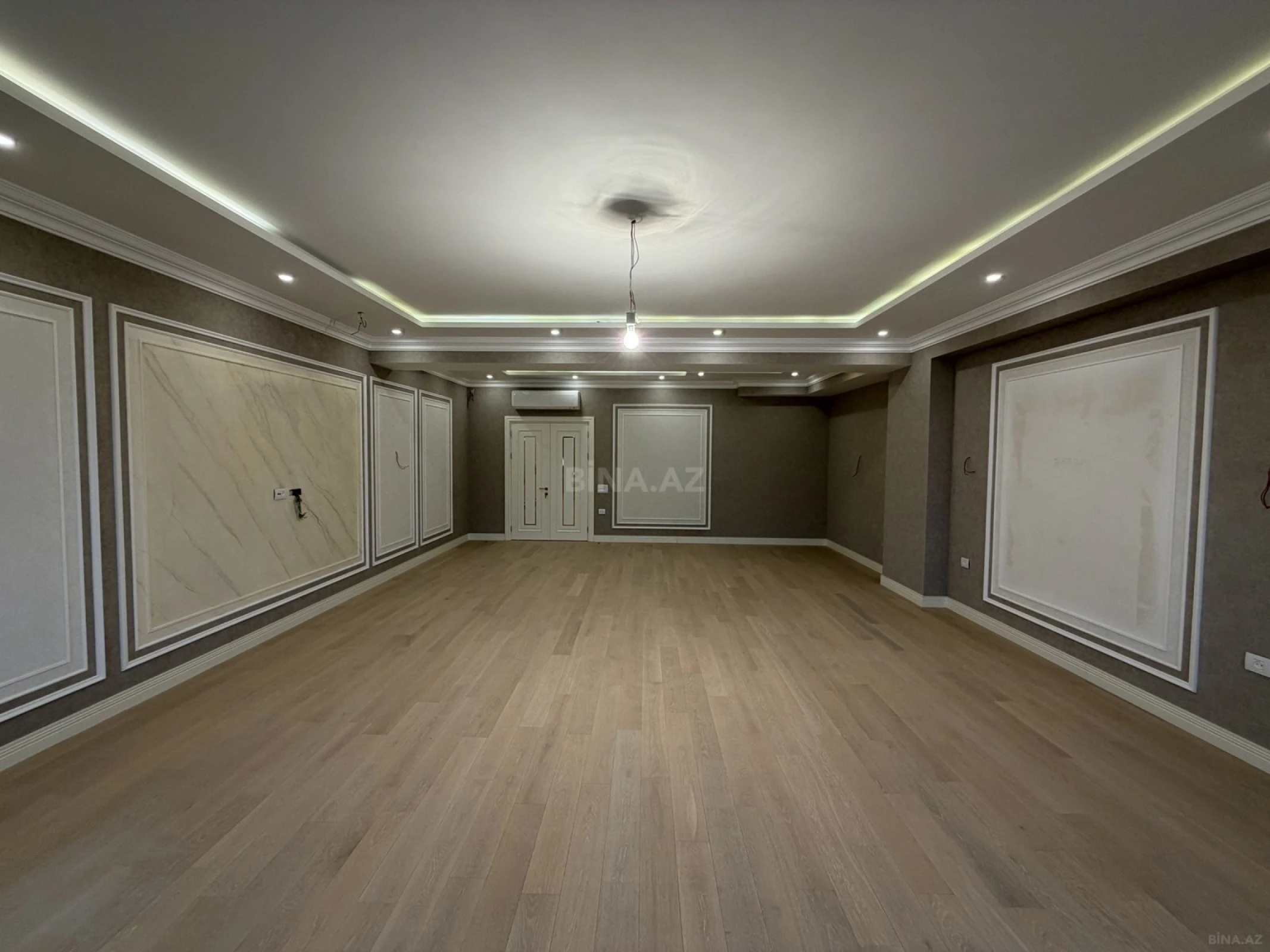 Satılır 4 otaqlı mənzil 242 m²