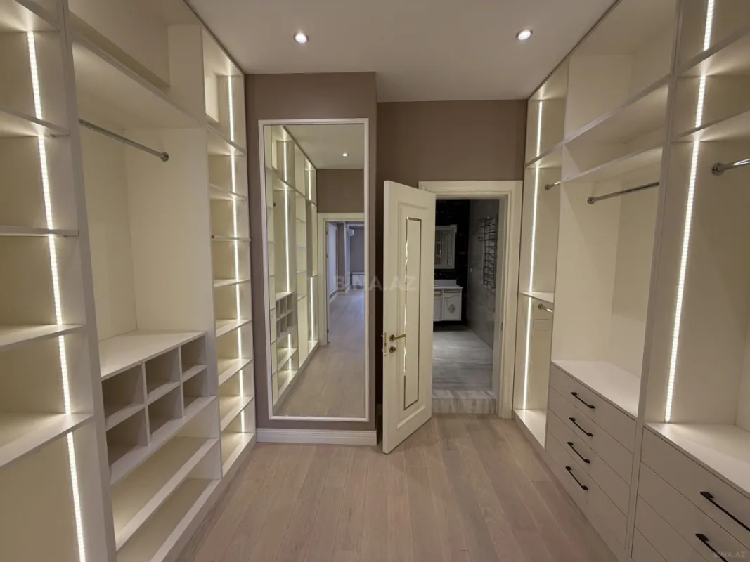 Satılır 4 otaqlı mənzil 242 m²