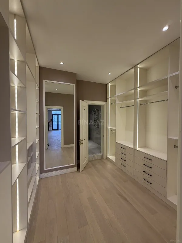 Satılır 4 otaqlı mənzil 242 m²