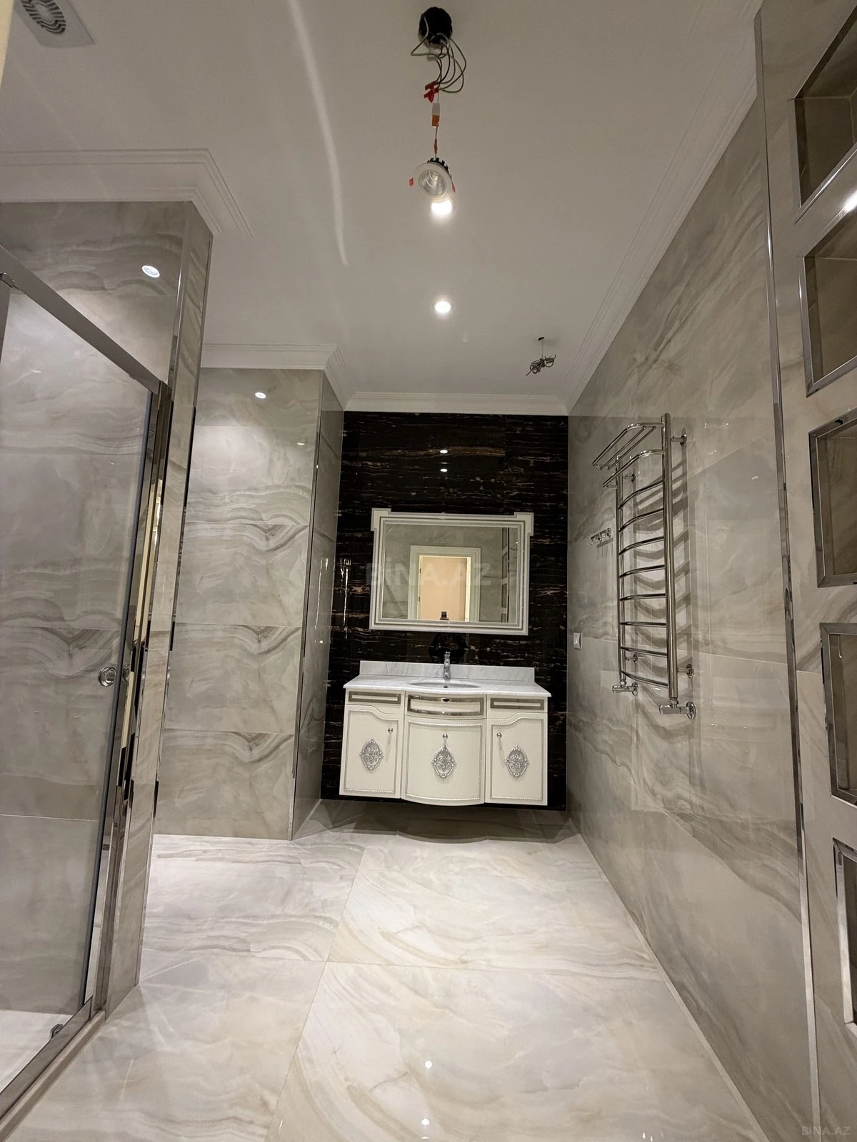 Satılır 4 otaqlı mənzil 242 m²