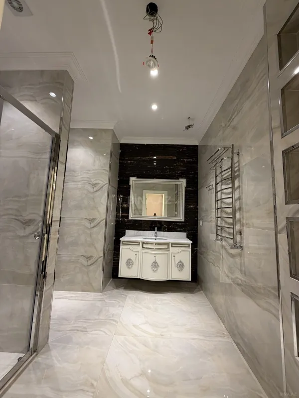 Satılır 4 otaqlı mənzil 242 m²