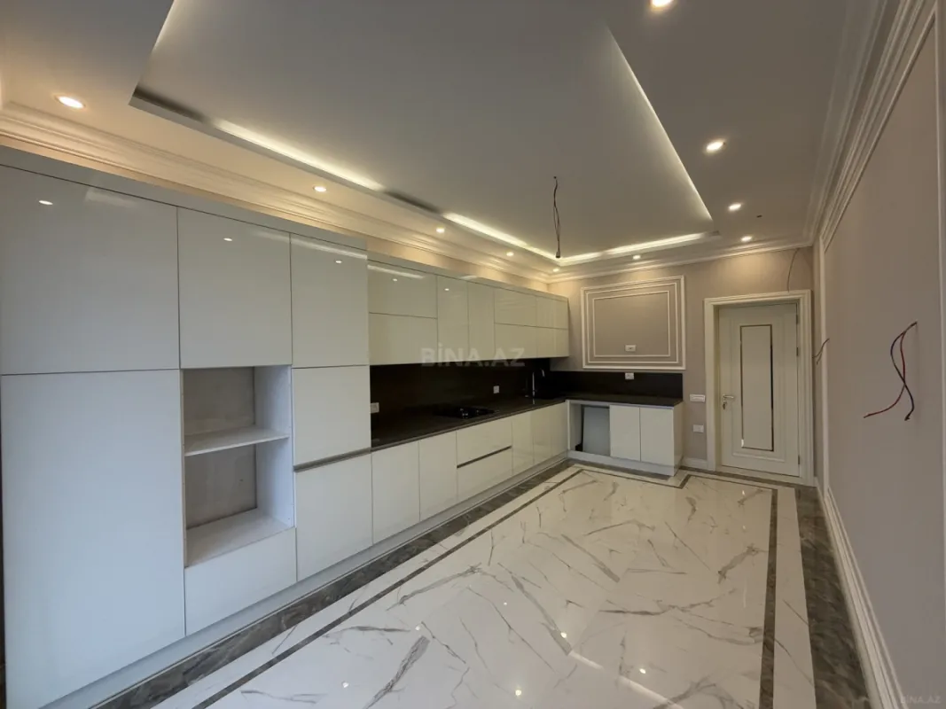 Satılır 4 otaqlı mənzil 242 m²