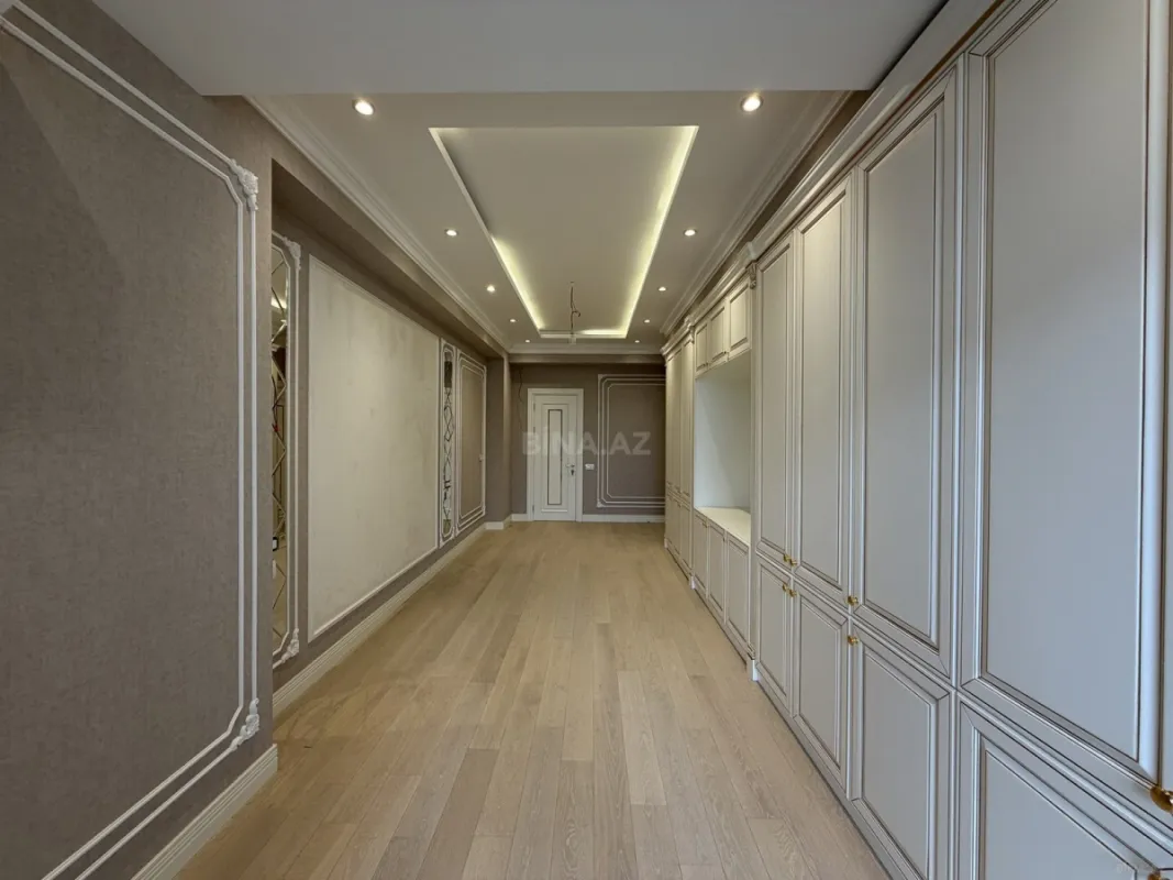 Satılır 4 otaqlı mənzil 242 m²