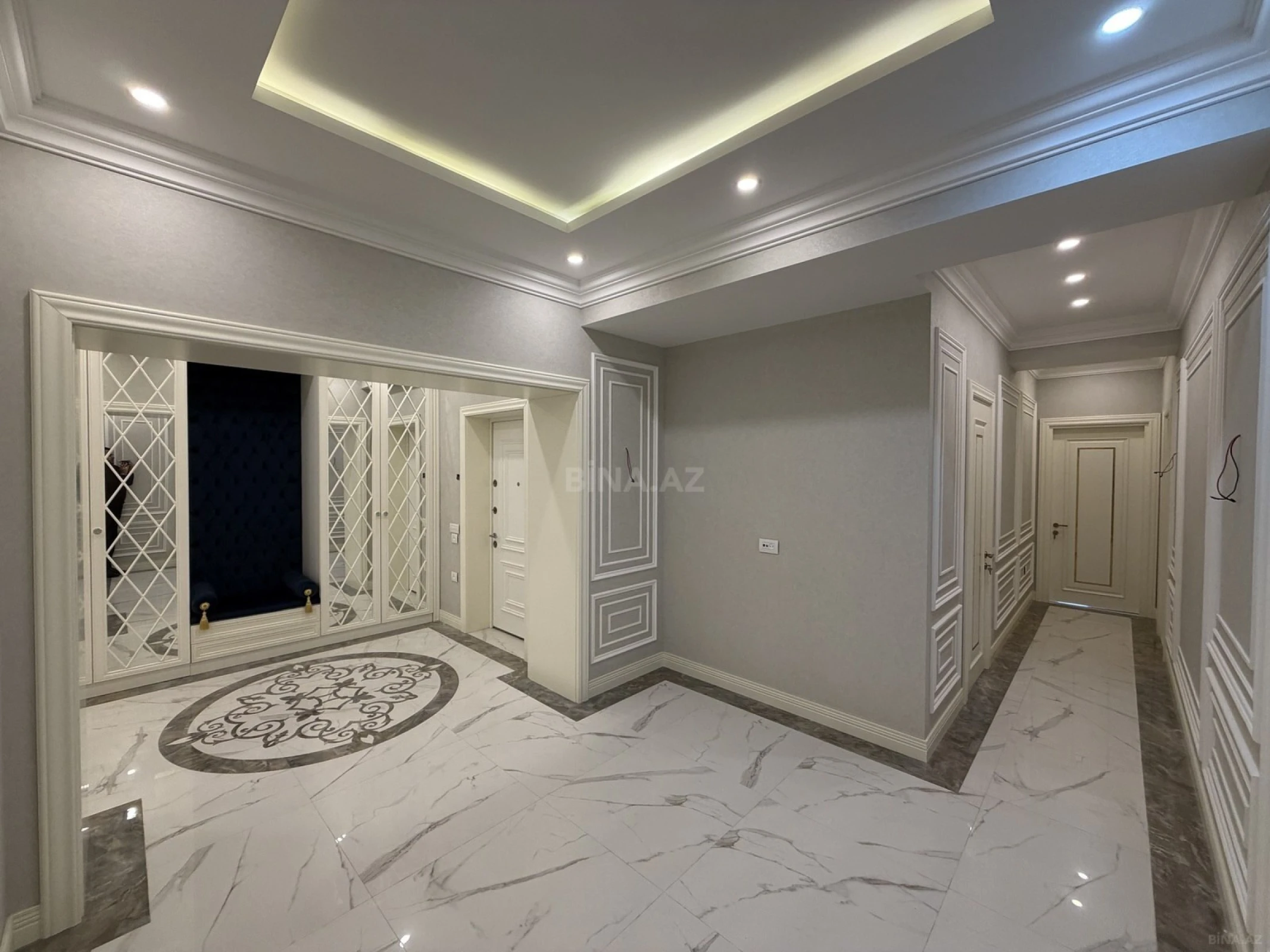 Satılır 4 otaqlı mənzil 242 m²