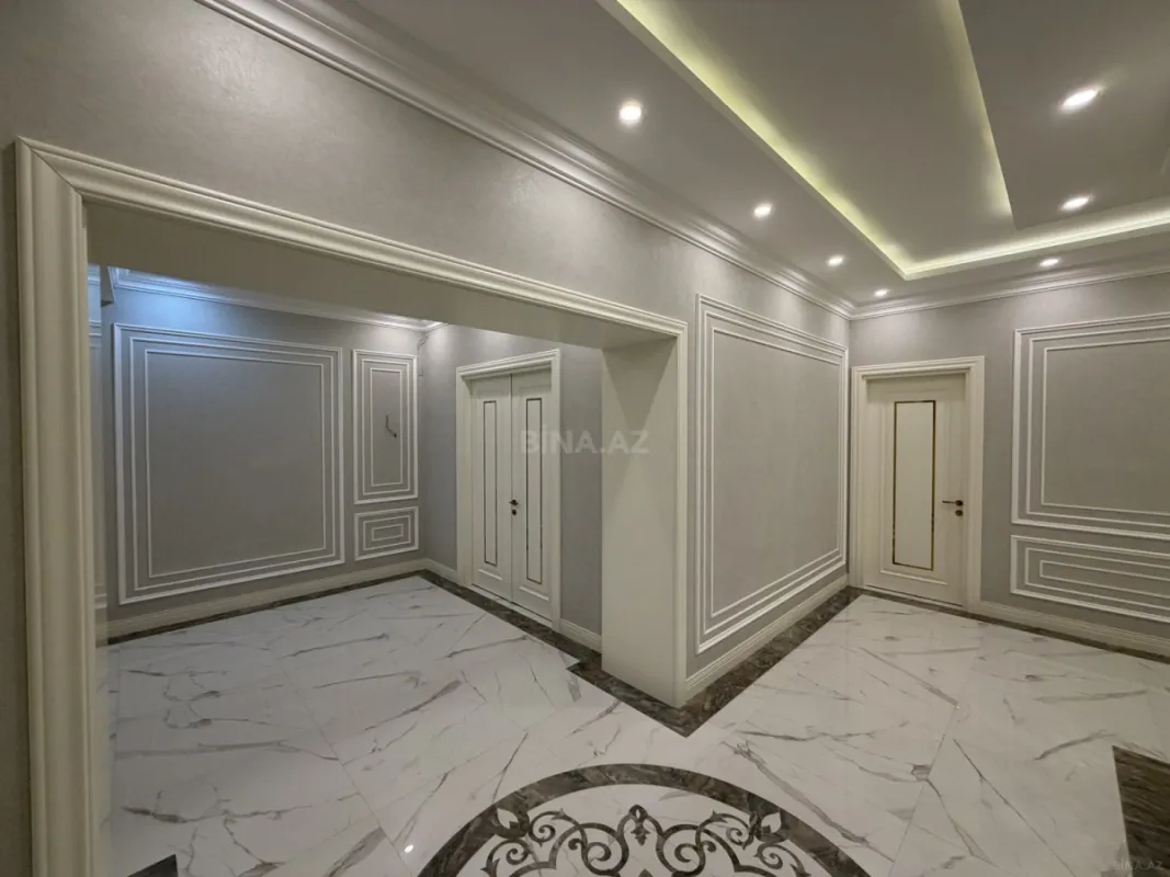 Satılır 4 otaqlı mənzil 242 m²