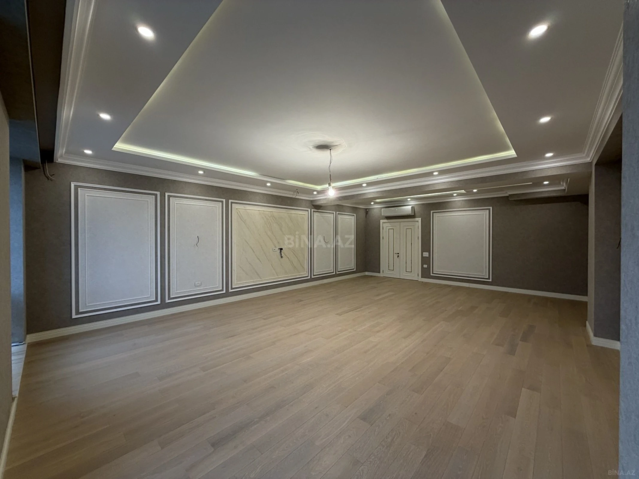 Satılır 4 otaqlı mənzil 242 m²