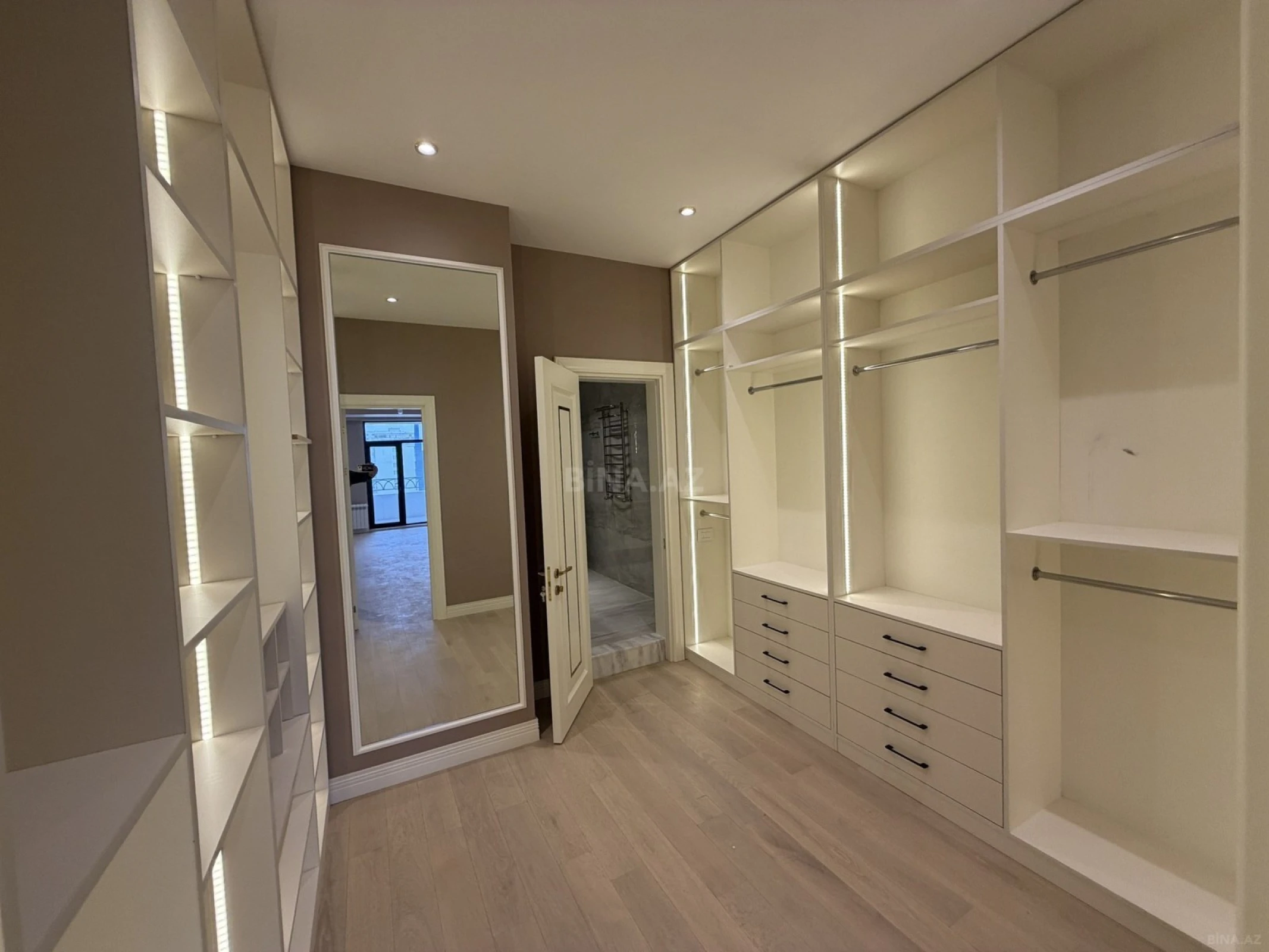 Satılır 4 otaqlı mənzil 242 m²