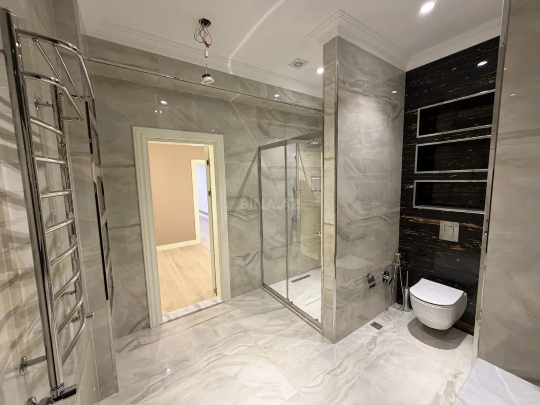 Satılır 4 otaqlı mənzil 242 m²