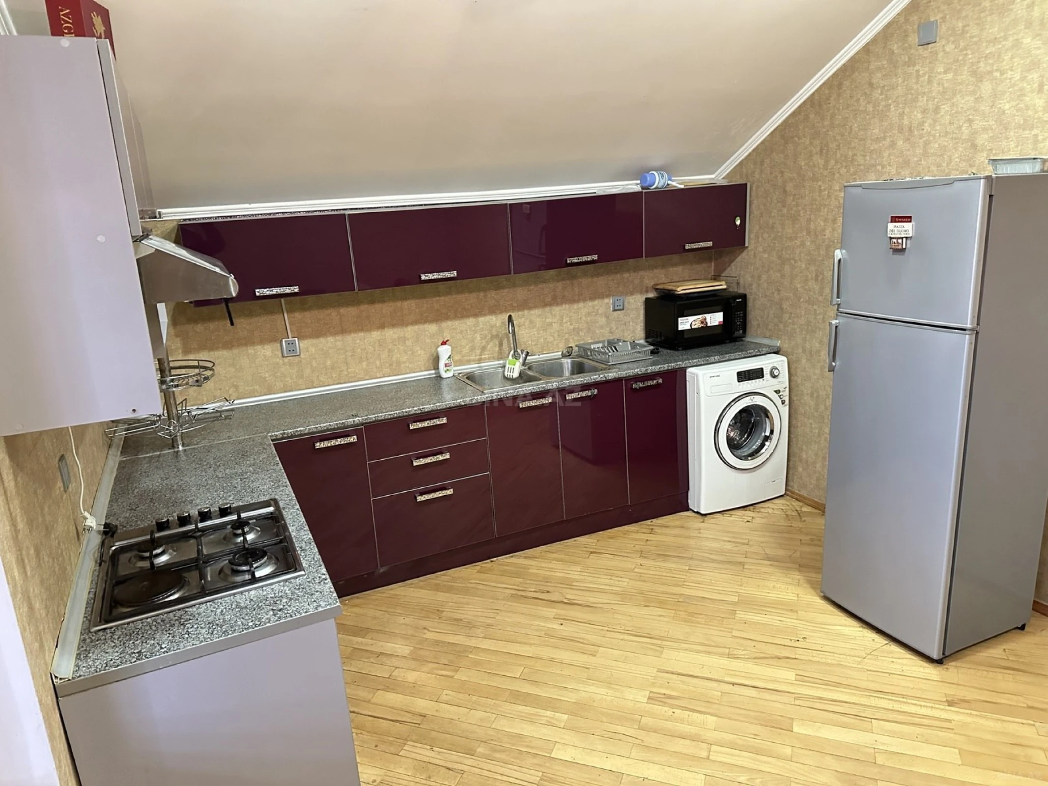 Kirayə verilir 4 otaqlı mənzil 230 m²