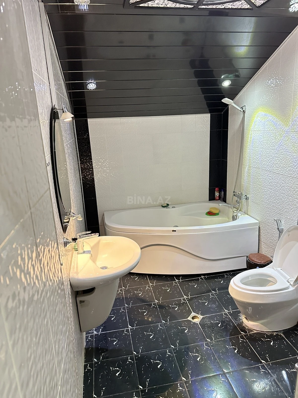 Kirayə verilir 4 otaqlı mənzil 230 m²