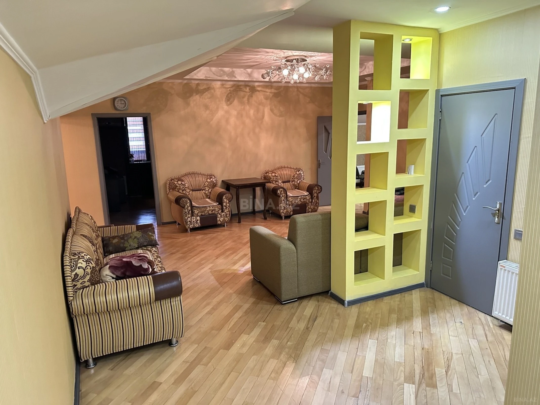 Kirayə verilir 4 otaqlı mənzil 230 m²